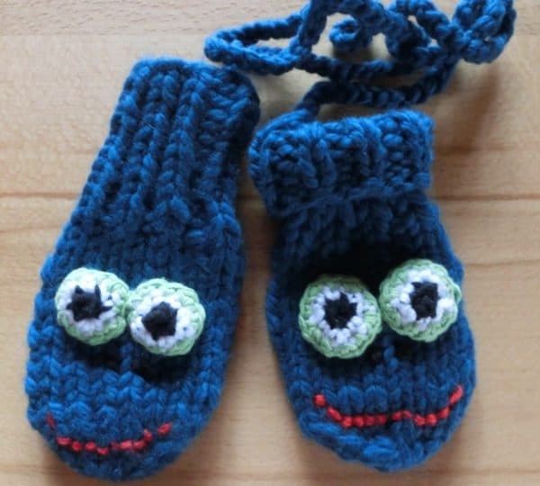 Kleine gestrickte Kinderhandschuhe