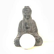 Handgefertigte Buddha Skulptur aus Stein mit einem weißen Ball vor dem Körper, symbolisiert Ruhe und Spiritualität, ideal für meditative und dekorative Zwecke.