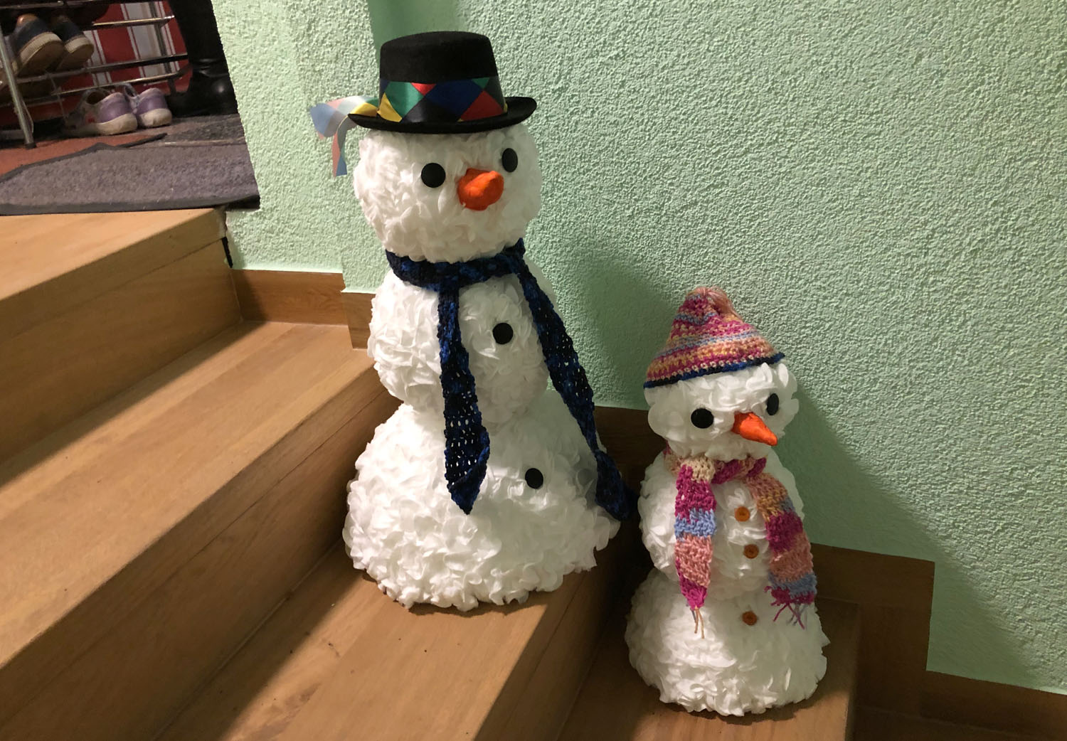 Schneemann basteln aus Wattepads