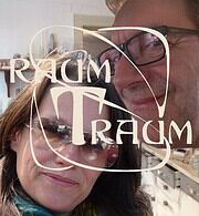 Zwei Menschen bei HANDMADE Kultur, die kreative Handwerkskunst präsentieren, mit Fokus auf handgemachte Produkte und Kunsthandwerk, ideal für DIY- und Kunstliebhaber.