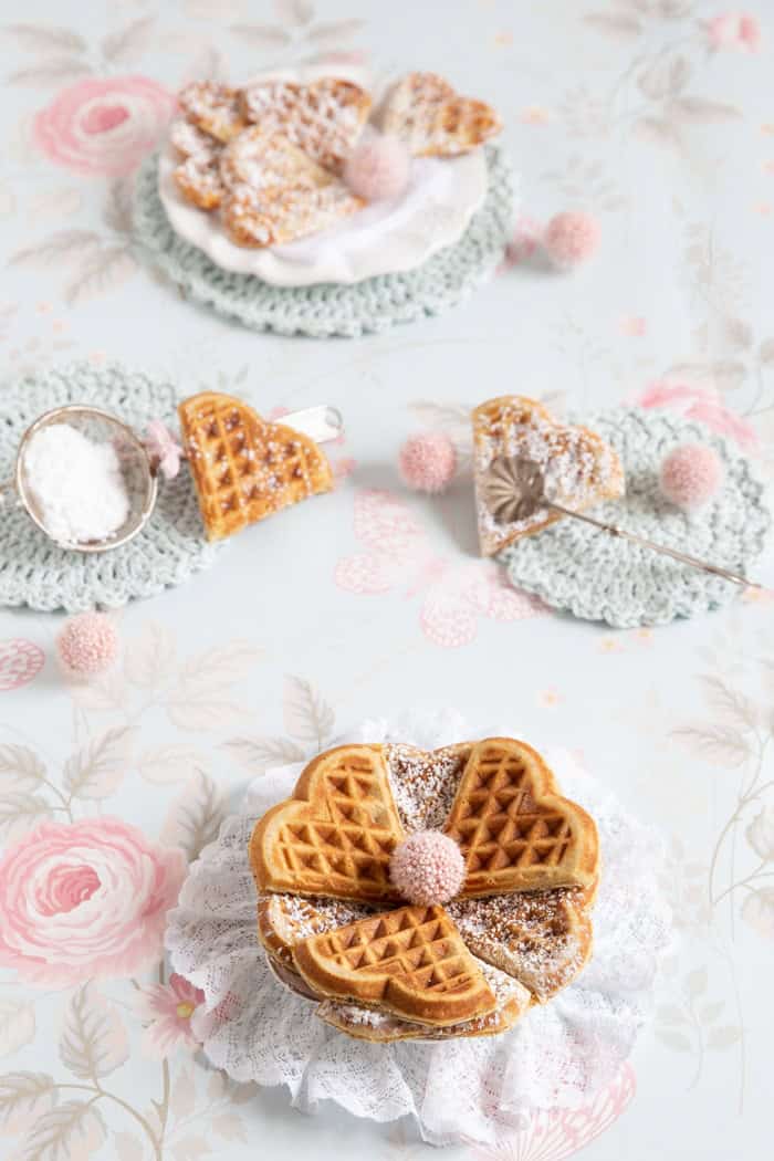„HASELNUSS HERZWAFFELN!“