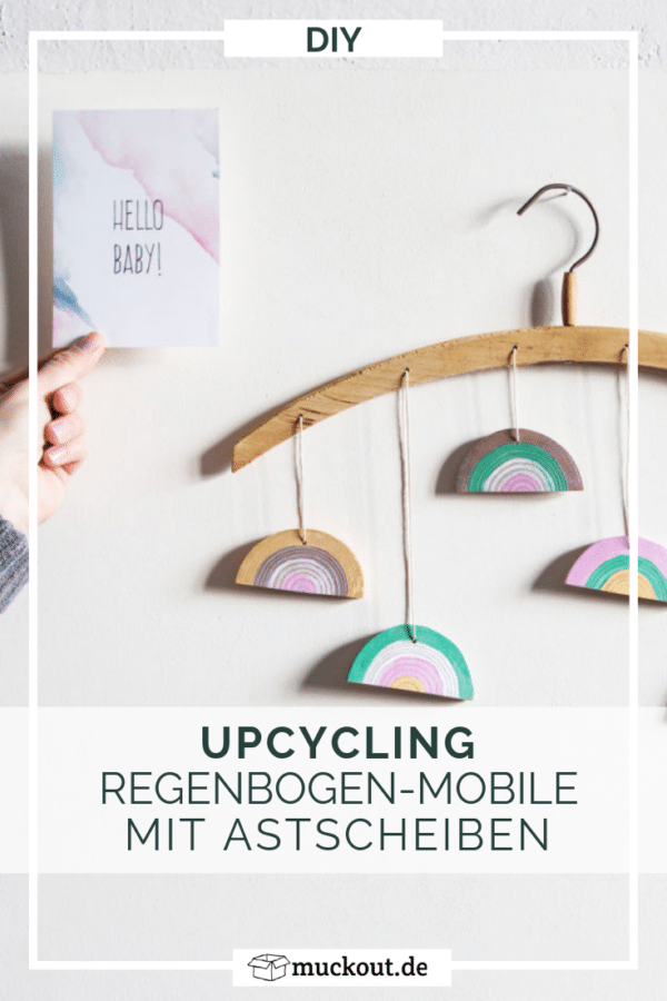 DIY-Upcycling-Idee: Regenbogen-Mobile mit Kleiderbügel und Astscheiben