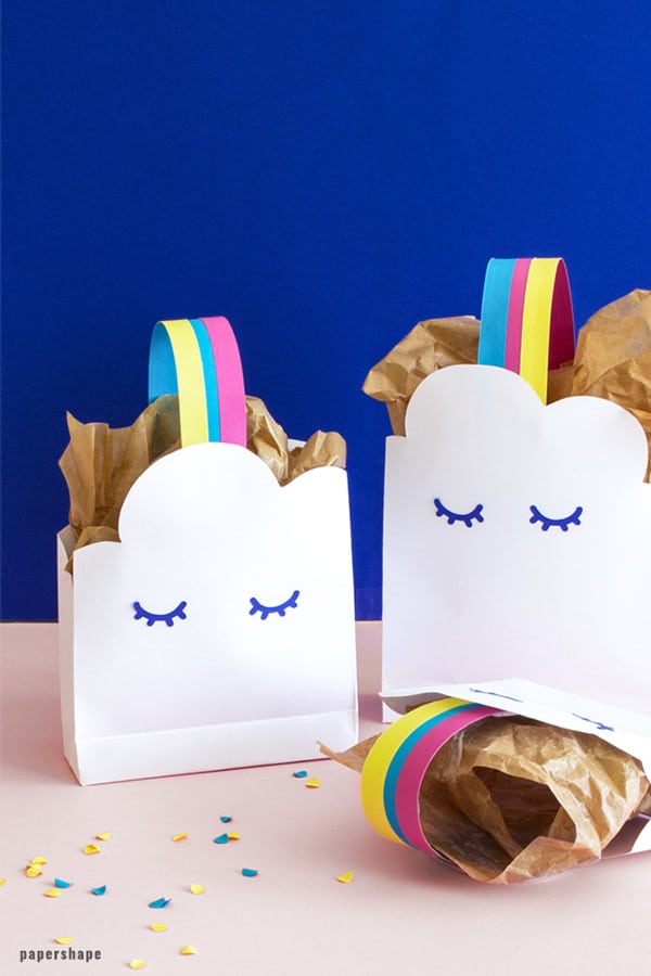 Papiertüte als Wölkchen mit Regenbogen