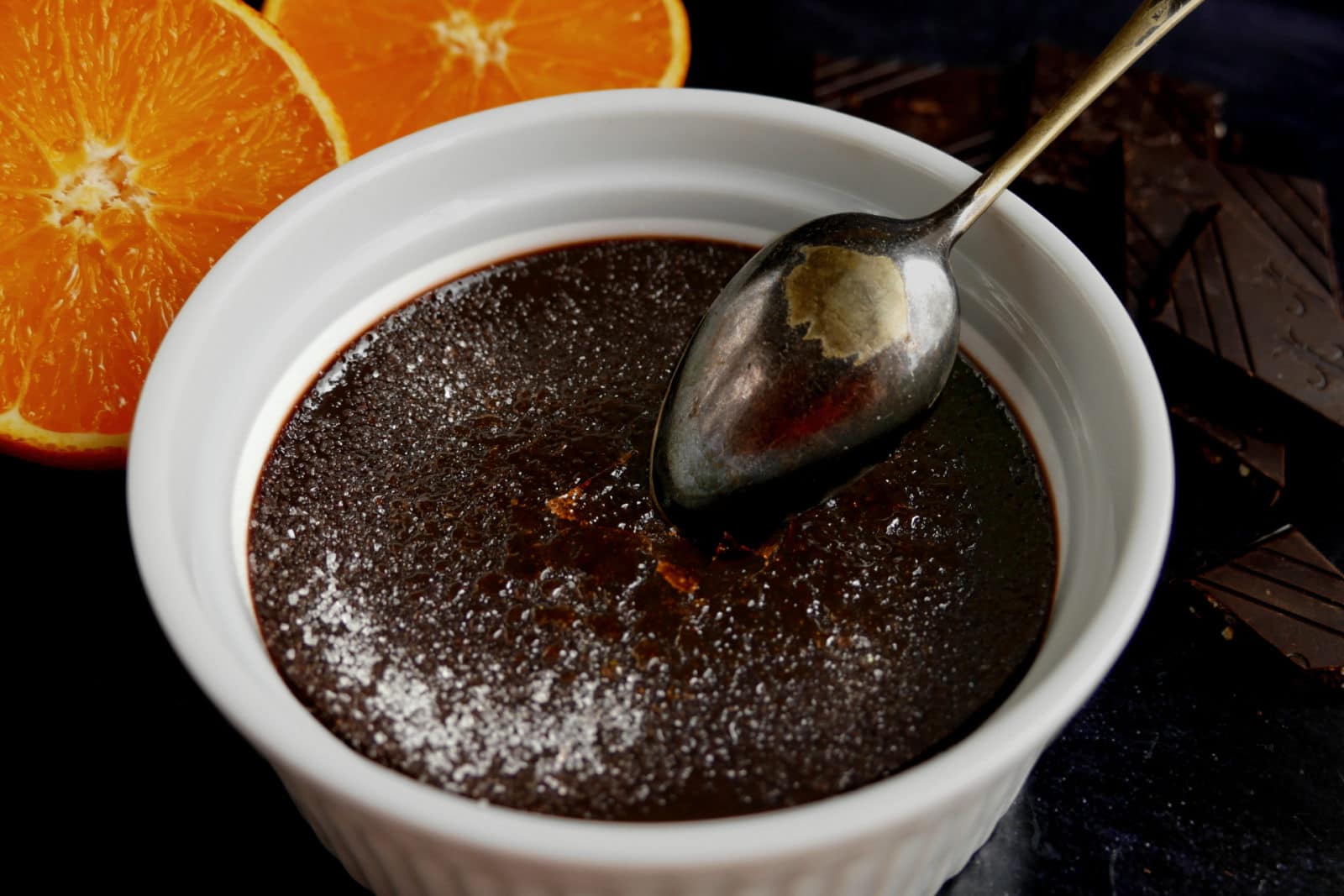 Schokoladen-Crème-Brûlée mit Orangen