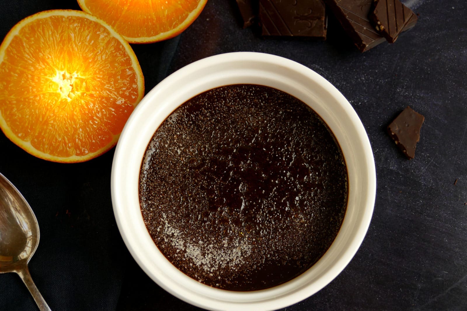 Schokoladen-Crème-Brûlée mit Orangen
