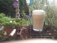 Veganer Chai- Latte mit Veilchen