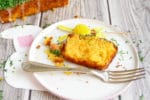 Kleiner Orangen-Möhrenkuchen mit einfacher Osterdekoration