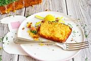 Kleiner Orangen-Möhrenkuchen mit einfacher Osterdekoration