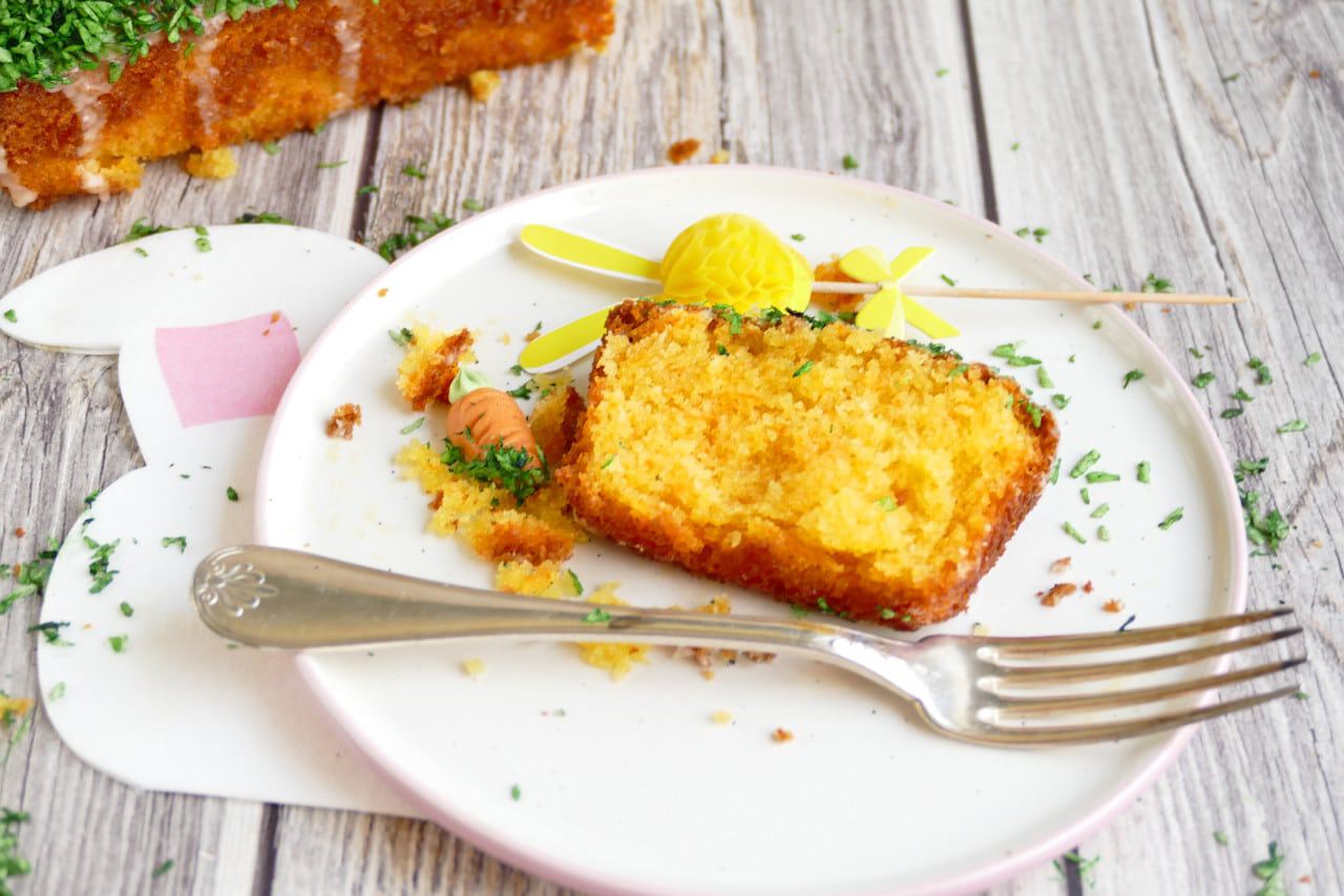 Kleiner Orangen-Möhrenkuchen mit einfacher Osterdekoration