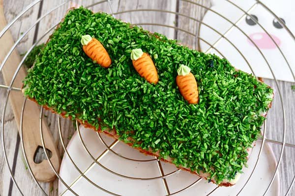 Kleiner Orangen-Möhrenkuchen mit einfacher Osterdekoration