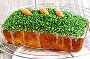 Kleiner Orangen-Möhrenkuchen mit einfacher Osterdekoration