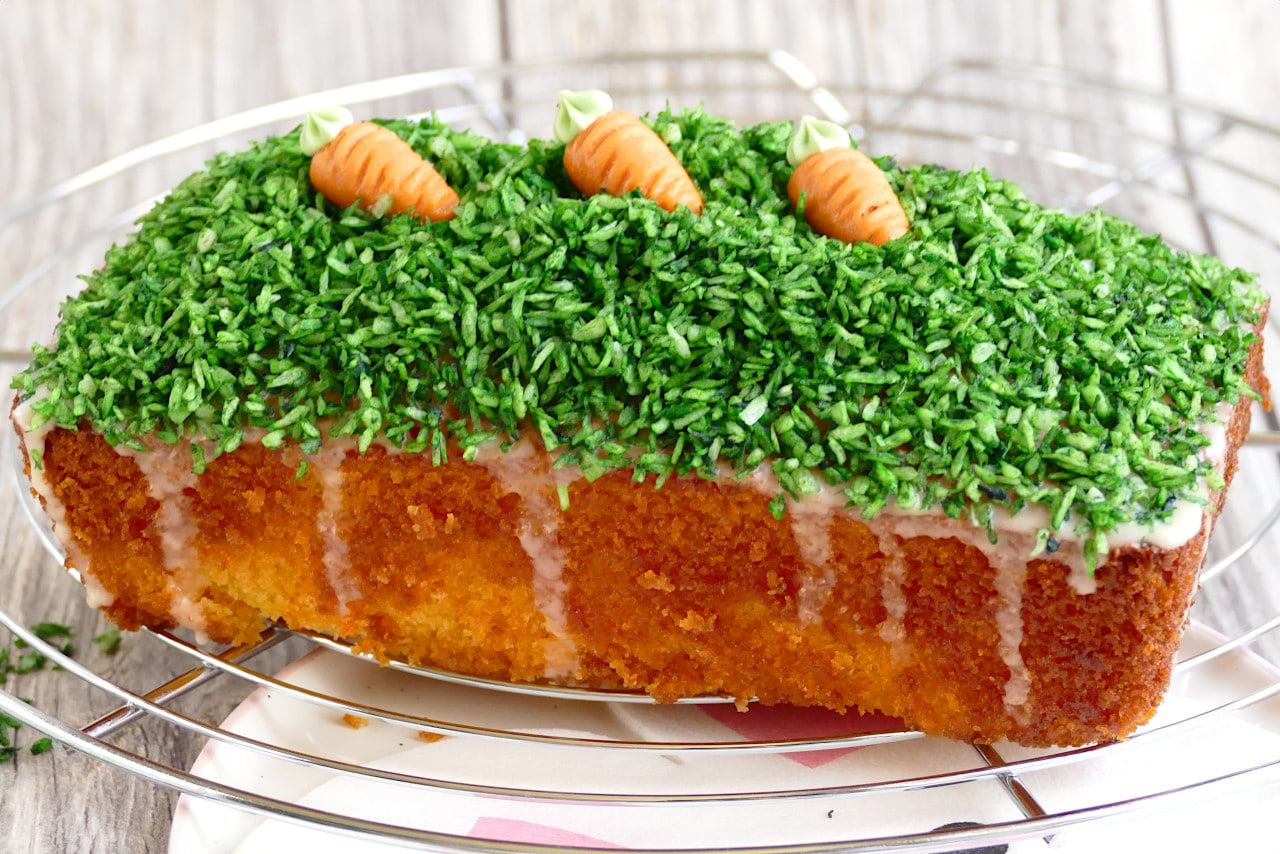 Kleiner Orangen-Möhrenkuchen mit einfacher Osterdekoration