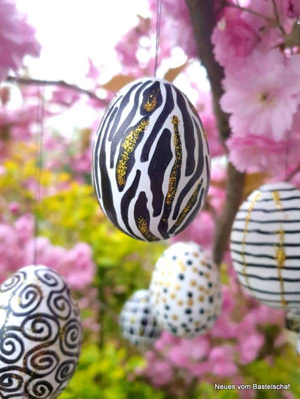 Grafische Ostereier in schwarz-weiß und Glitzer