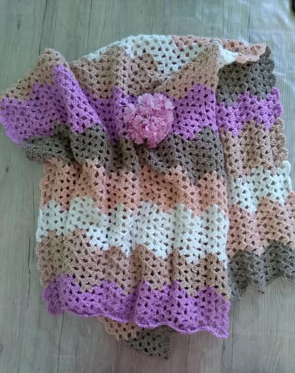 Gehäkelte Babydecke mit Zig-Zag muster