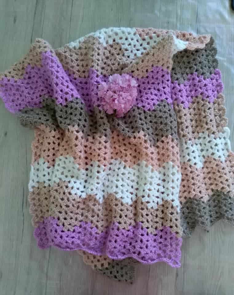 Gehäkelte Babydecke mit Zig-Zag muster