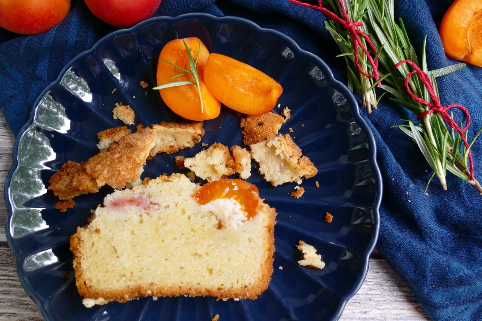 Aprikosenkuchen – Ein Sommerkuchen mit Rosmarin
