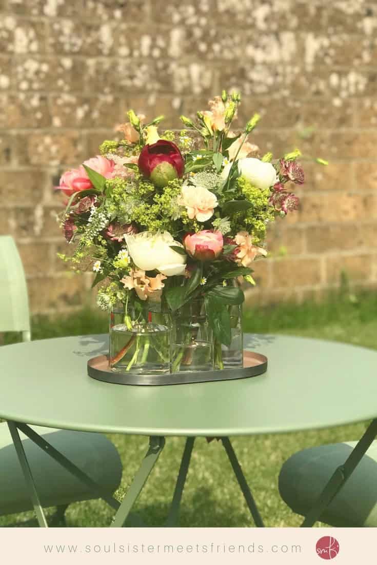 Blumenwiese als Tischdeko