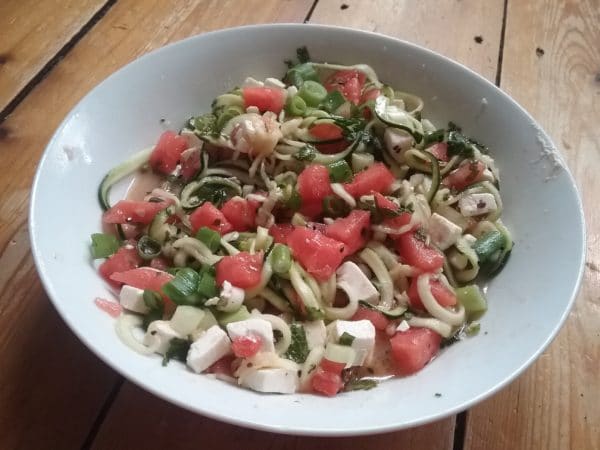 Zucchininudeln mit Wassermelone, Feta und Minze