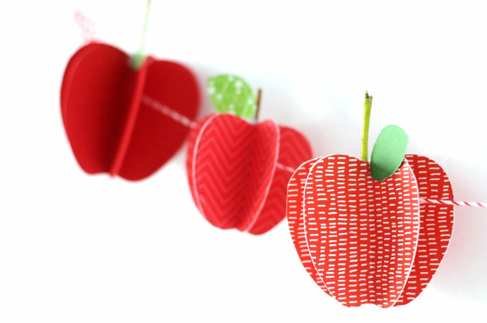 Papier-Äpfel als Geschenkverzierung und Girlande