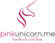 Stylisches Pink Unicorn Logo mit eleganter Mähne, ideal für Handmade- und Kreativmarken, symbolisiert Liebe, Kreativität und Einzigartigkeit in handgefertigten Produkten.