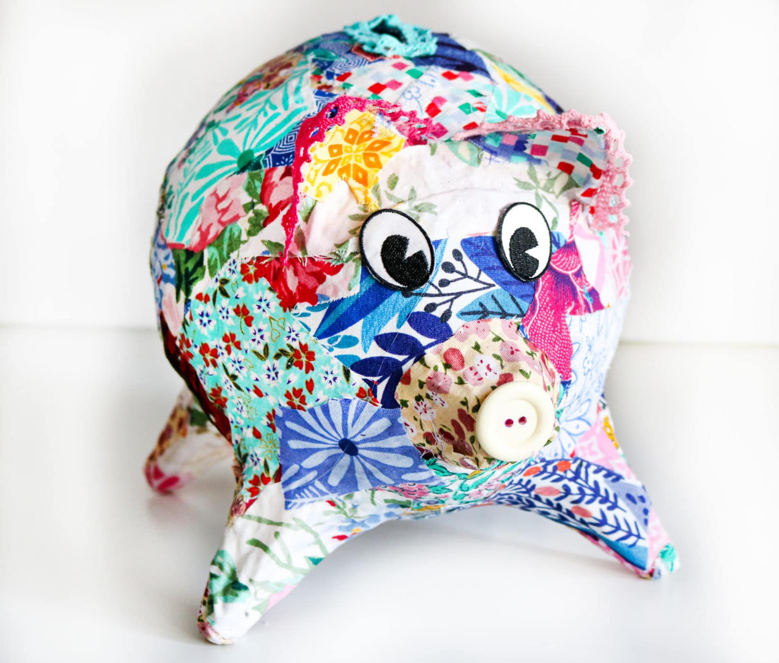 Patchwork-Sparschwein aus Altpapier und Stoffresten