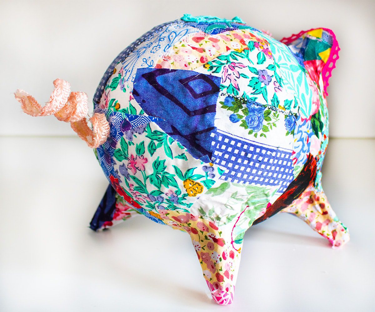Patchwork-Sparschwein aus Altpapier und Stoffresten