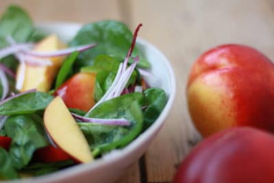 Sommerlicher Salat aus Pfirsichen und Spinat