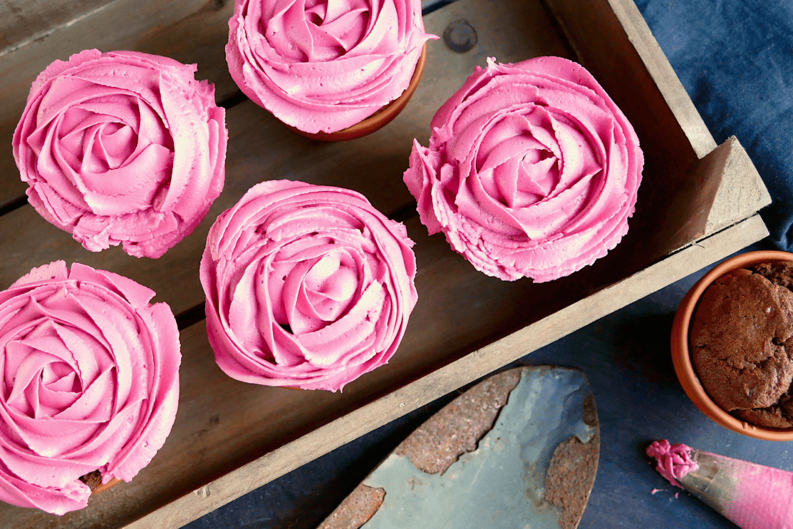 Rosen Cupcakes im Terracotta-Blumentopf
