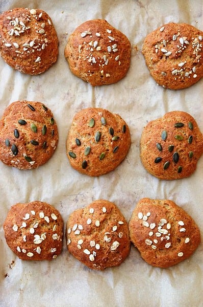 Schnelle Dinkel-Skyr-Brötchen ohne Hefe - auf dem Teller in 30 Minuten!