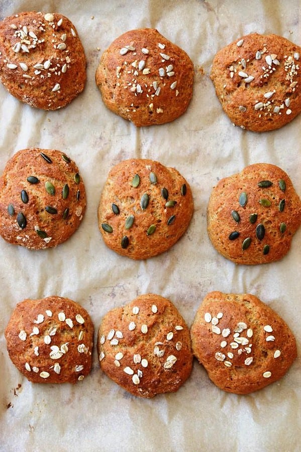 Schnelle Dinkel-Skyr-Brötchen ohne Hefe - auf dem Teller in 30 Minuten!