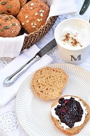 Schnelle Dinkel-Skyr-Brötchen ohne Hefe – auf dem Teller in 30 Minuten!