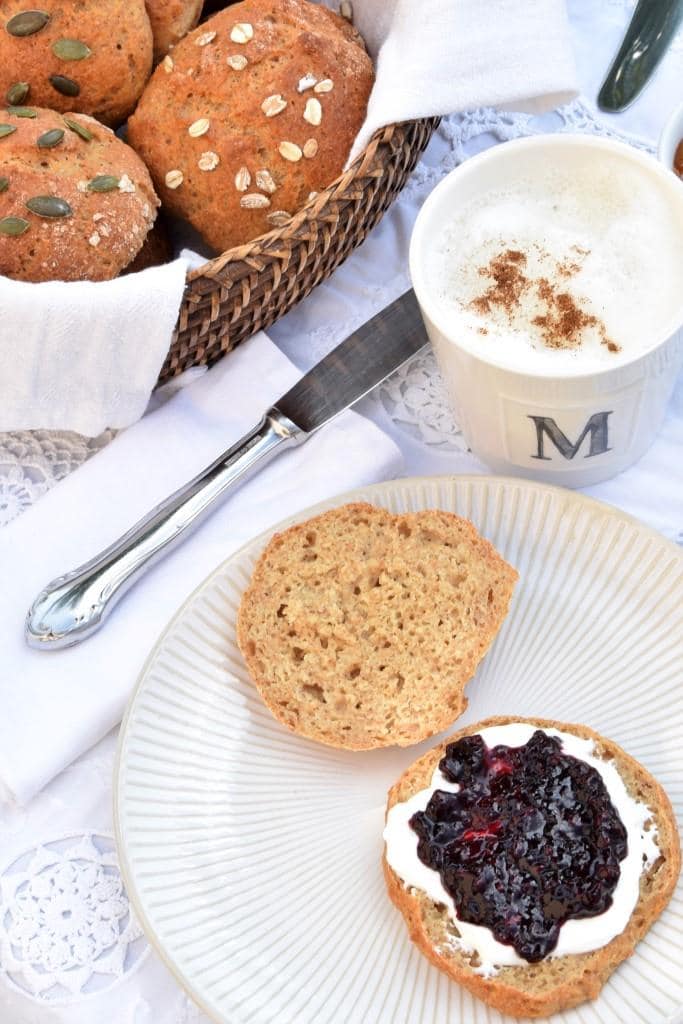 Schnelle Dinkel-Skyr-Brötchen ohne Hefe – auf dem Teller in 30 Minuten!