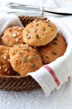 Schnelle Dinkel-Skyr-Brötchen ohne Hefe – auf dem Teller in 30 Minuten!