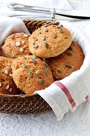 Schnelle Dinkel-Skyr-Brötchen ohne Hefe – auf dem Teller in 30 Minuten!