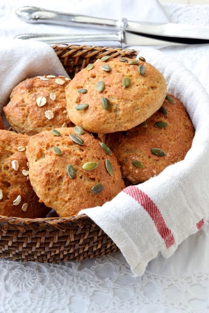 Schnelle Dinkel-Skyr-Brötchen ohne Hefe – auf dem Teller in 30 Minuten!