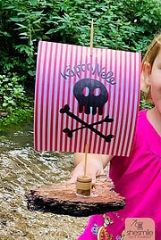 Schwimmende Schiffe aus Rinde und Papier (Kostenlose Bastelanleitung)