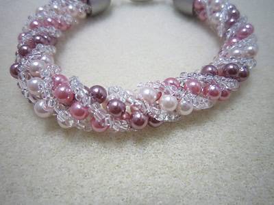 Armband mit Spiralnetz-Technik fädeln Armband mit Spiralnetz-Technik fädeln