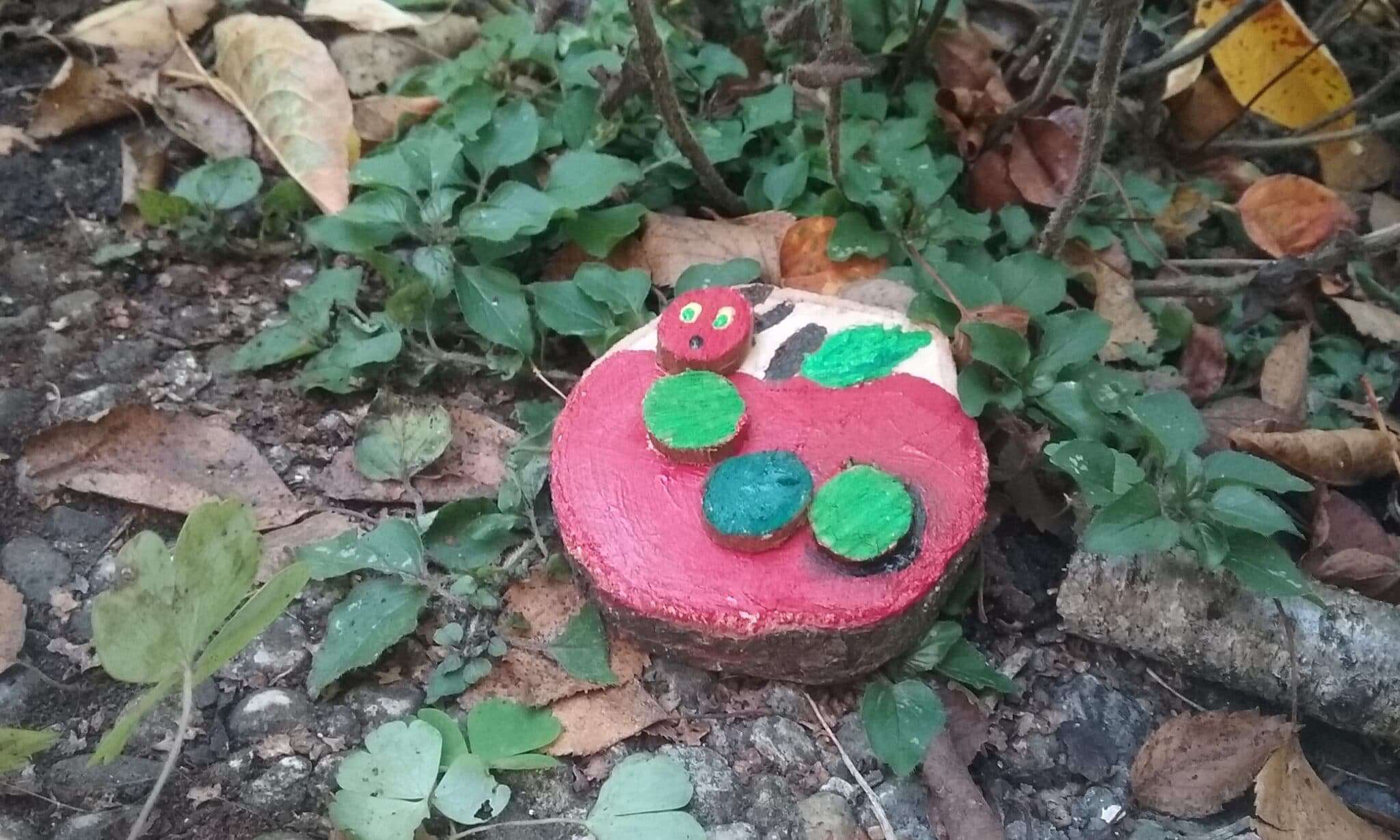 Gartendeko gefräßige Raupe