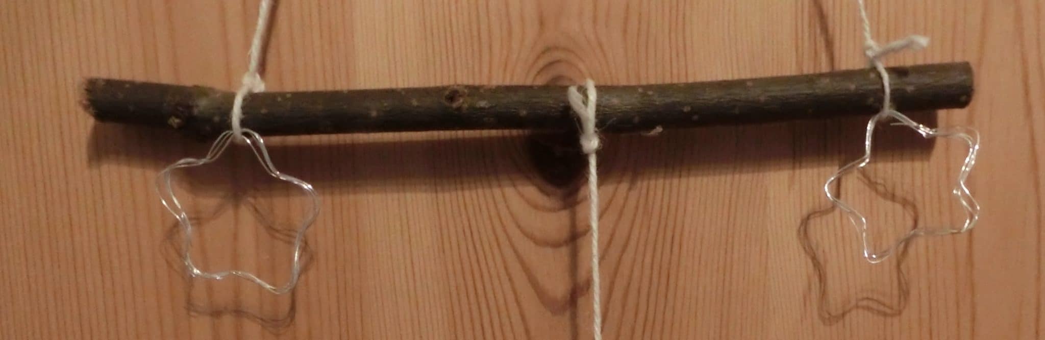 Drahtengel und Äste, einfache Deko