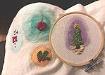 Schöne Weihnachtsanhänger sticken – Stickmotive und Anleitung