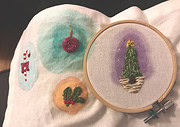 Schöne Weihnachtsanhänger sticken – Stickmotive und Anleitung