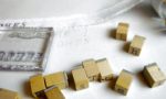 Selbstgemachtes Geschenkband bestempeln