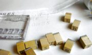 Selbstgemachtes Geschenkband bestempeln