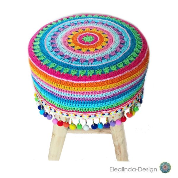 Hocker mit Häkelbezug im Boho-Stil