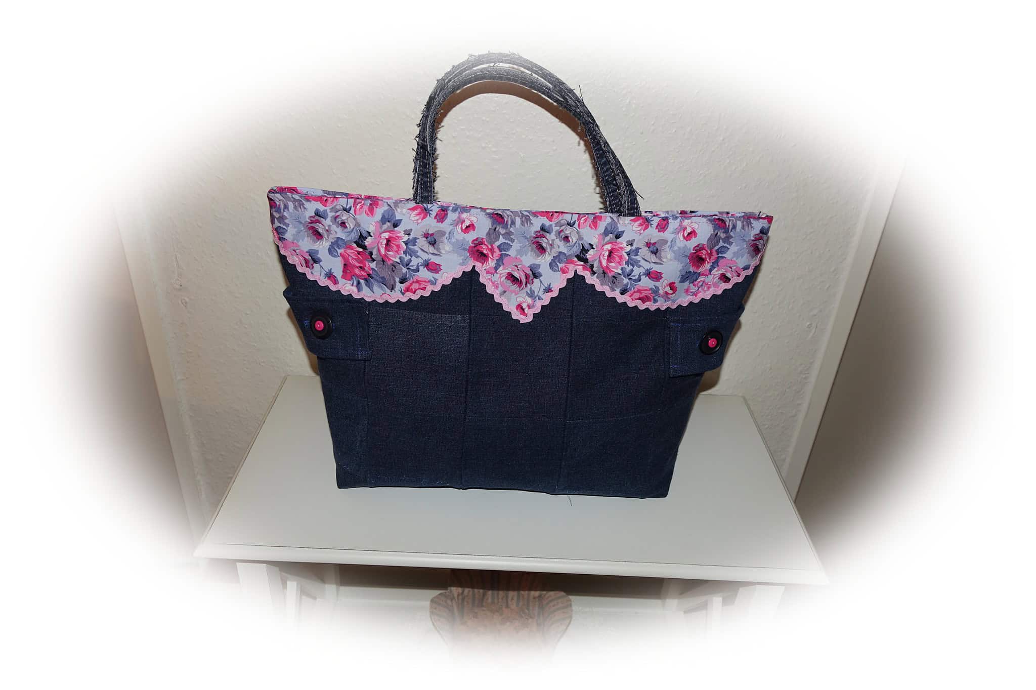 Upcycling Nähidee Jeanstasche aus alten Jeans und altem Kleiderstoff genäht, preiswert und schön !