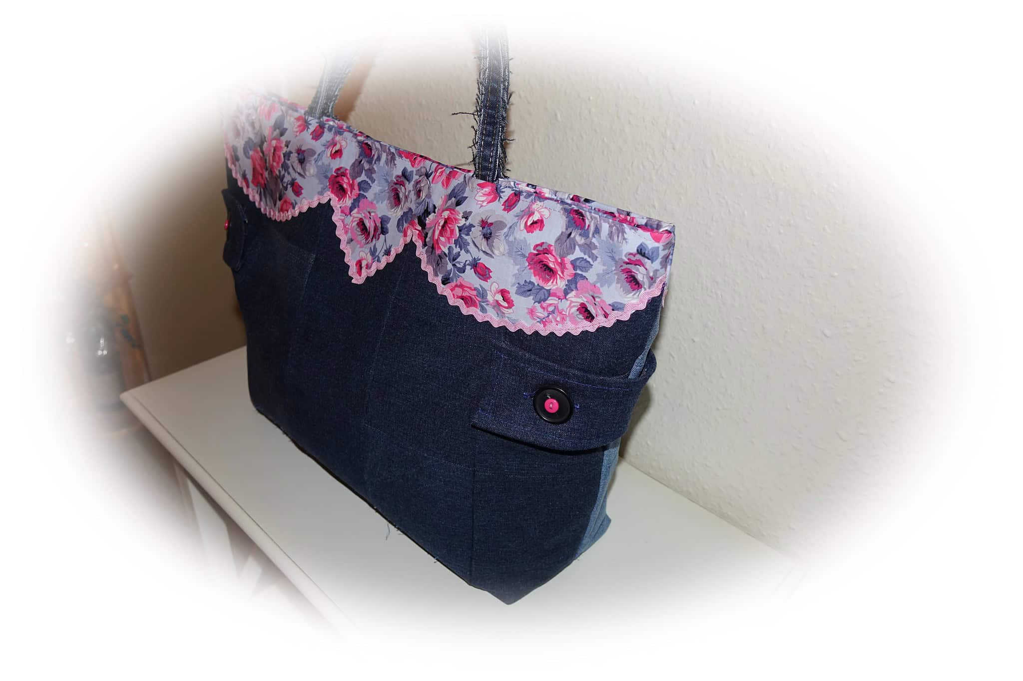 Upcycling Nähidee Jeanstasche aus alten Jeans und altem Kleiderstoff genäht, preiswert und schön !