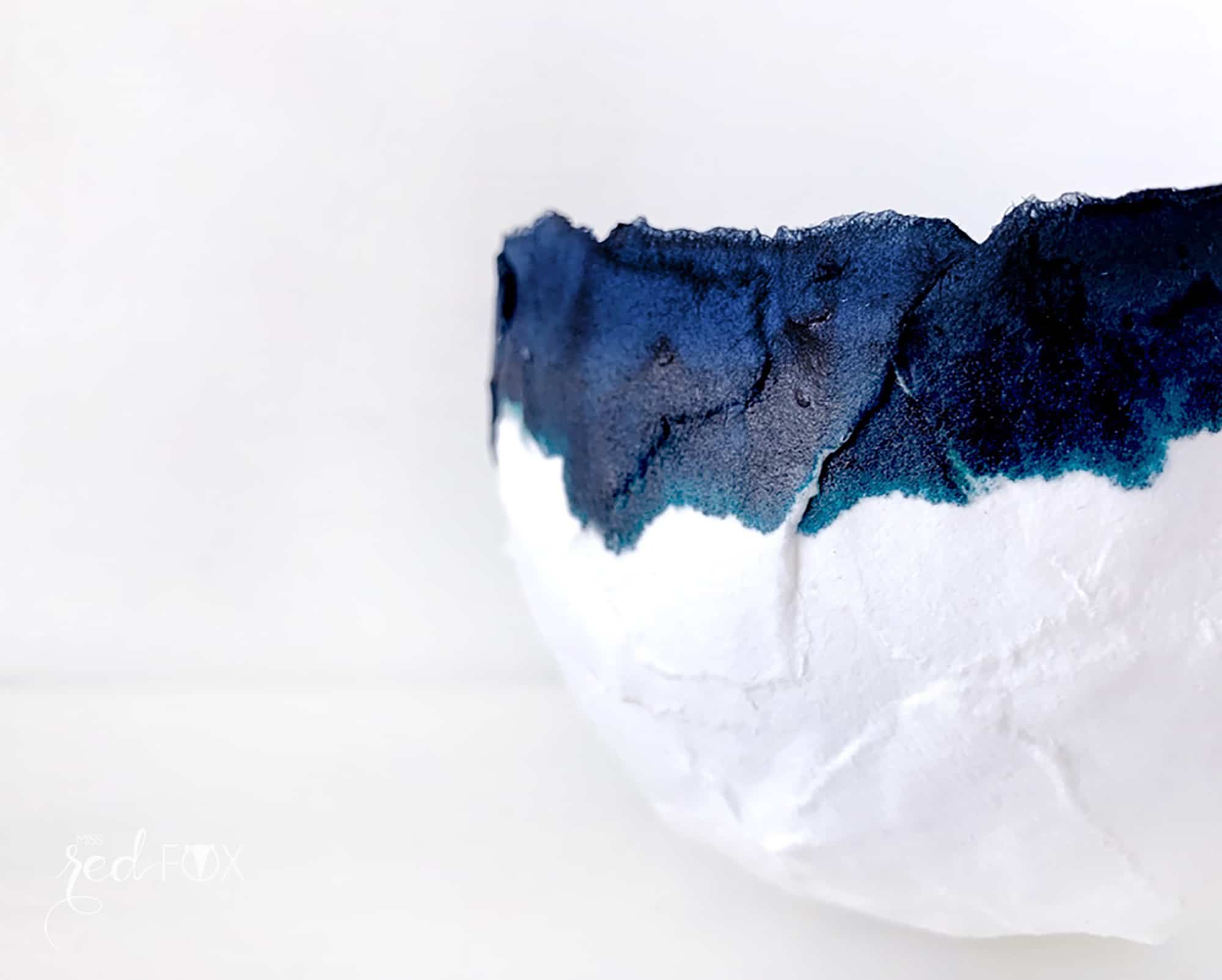 Minimalistische Pappmaché Schalen in Indigoblau & Weiß