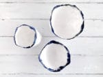 Minimalistische Pappmaché Schalen in Indigoblau & Weiß