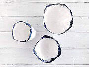 Minimalistische Pappmaché Schalen in Indigoblau & Weiß