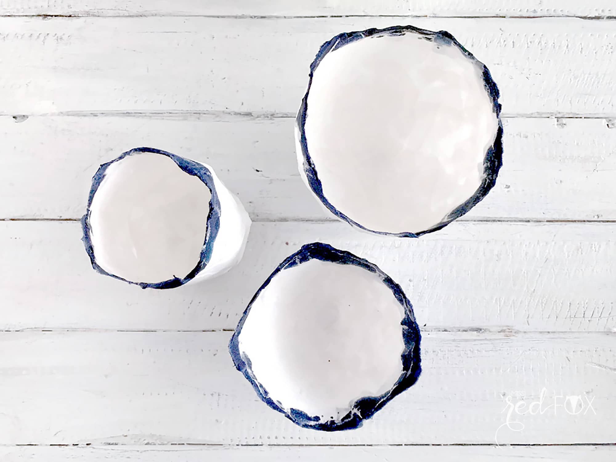 Minimalistische Pappmaché Schalen in Indigoblau & Weiß